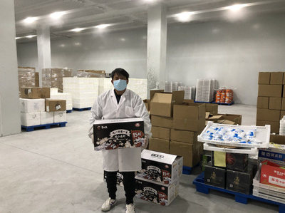 潛江龍蝦老板 轉(zhuǎn)型電商自救 打包發(fā)快遞雙手磨破皮